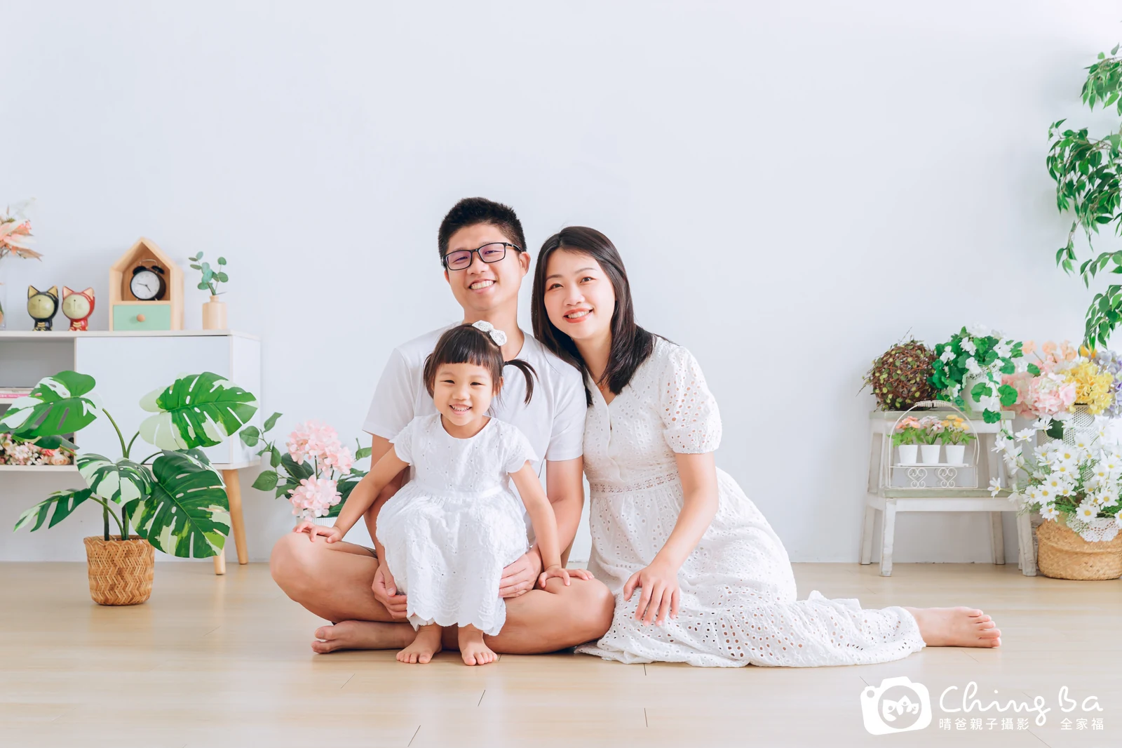 一家人在晴爸攝影棚拍全家福
