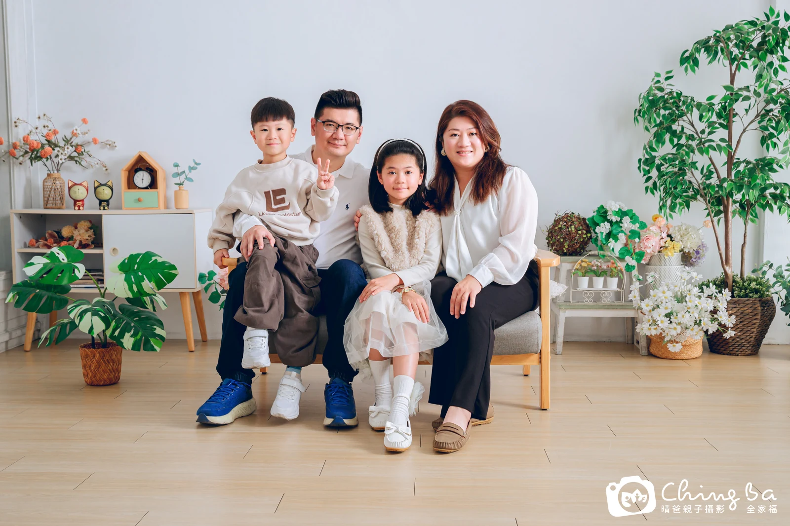 一家人在晴爸攝影棚拍全家福