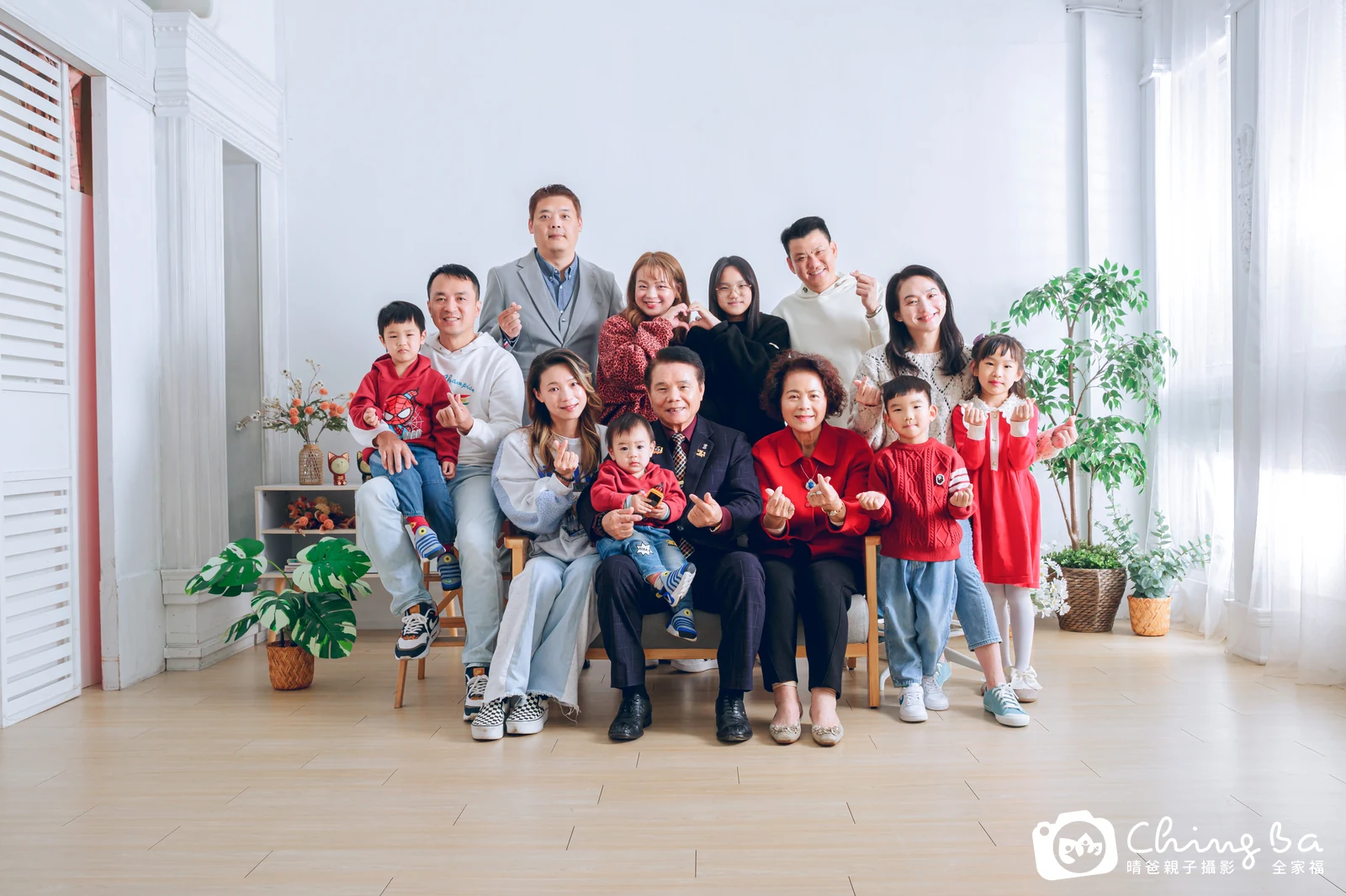 2025 年新春的家族全家福,8 大 5 小
