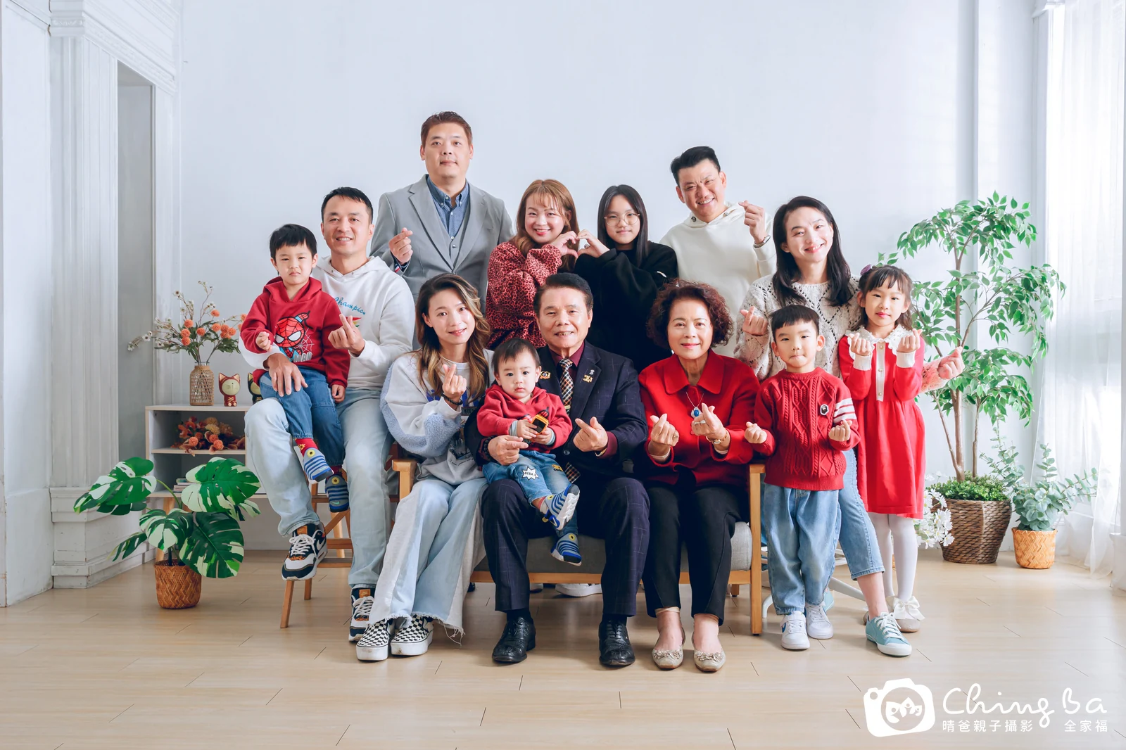 一家人在晴爸攝影棚拍全家福