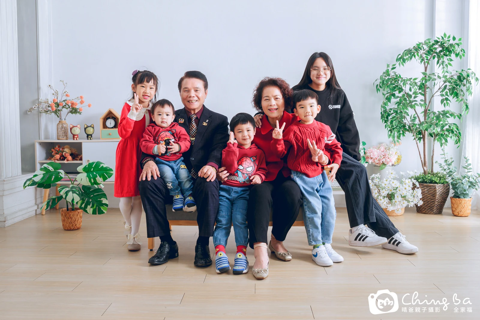 2025 年新春的家族全家福,8 大 5 小