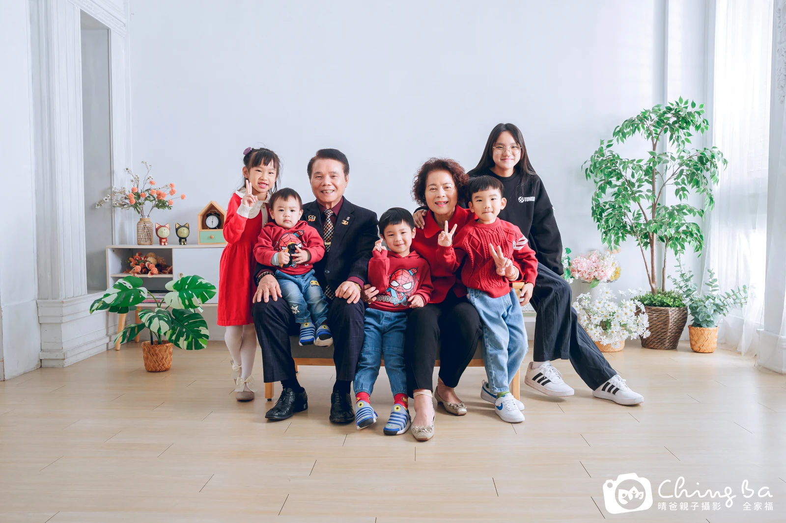 一家人在晴爸攝影棚拍全家福