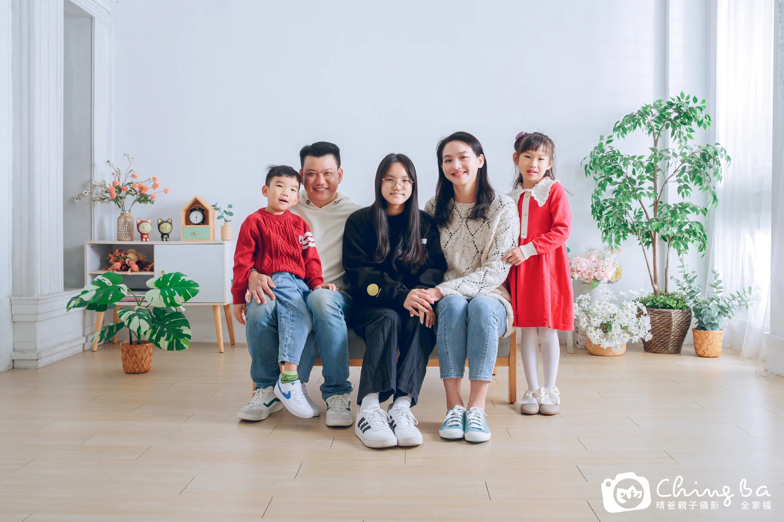 2025 年新春的家族全家福,8 大 5 小