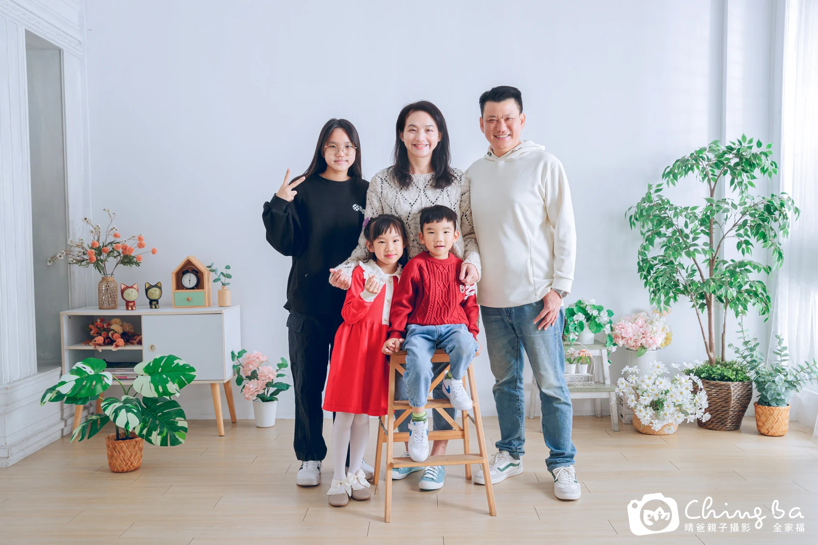 一家人在晴爸攝影棚拍全家福