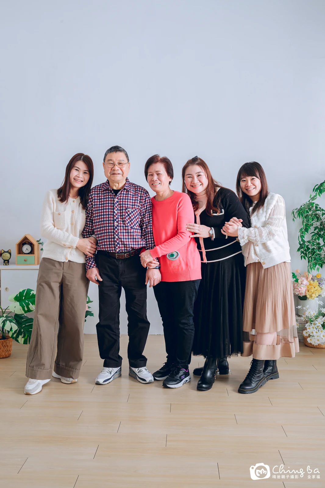 一家人在晴爸攝影棚拍全家福