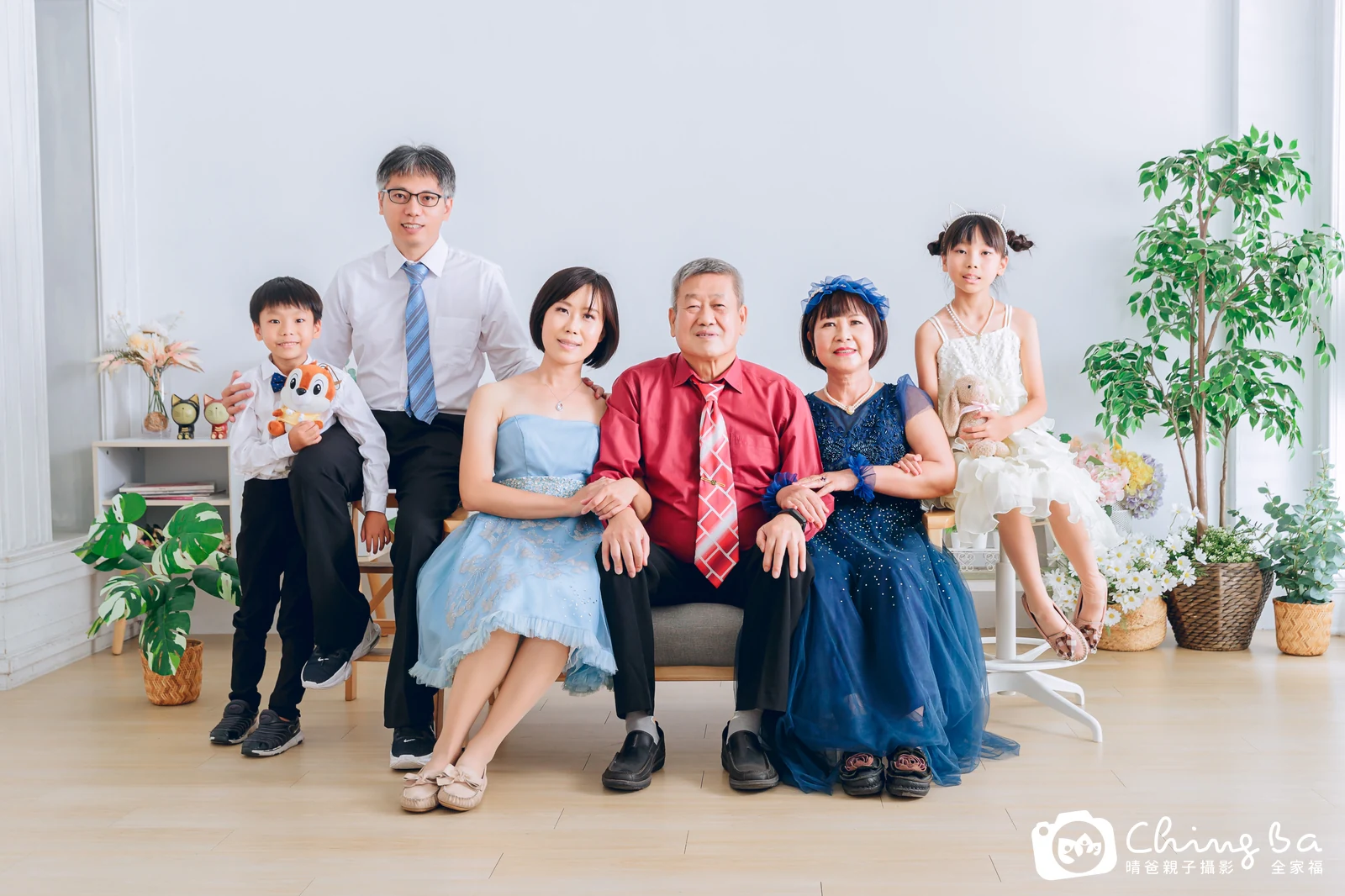2023 年夏季的家族全家福，8 大 6 小