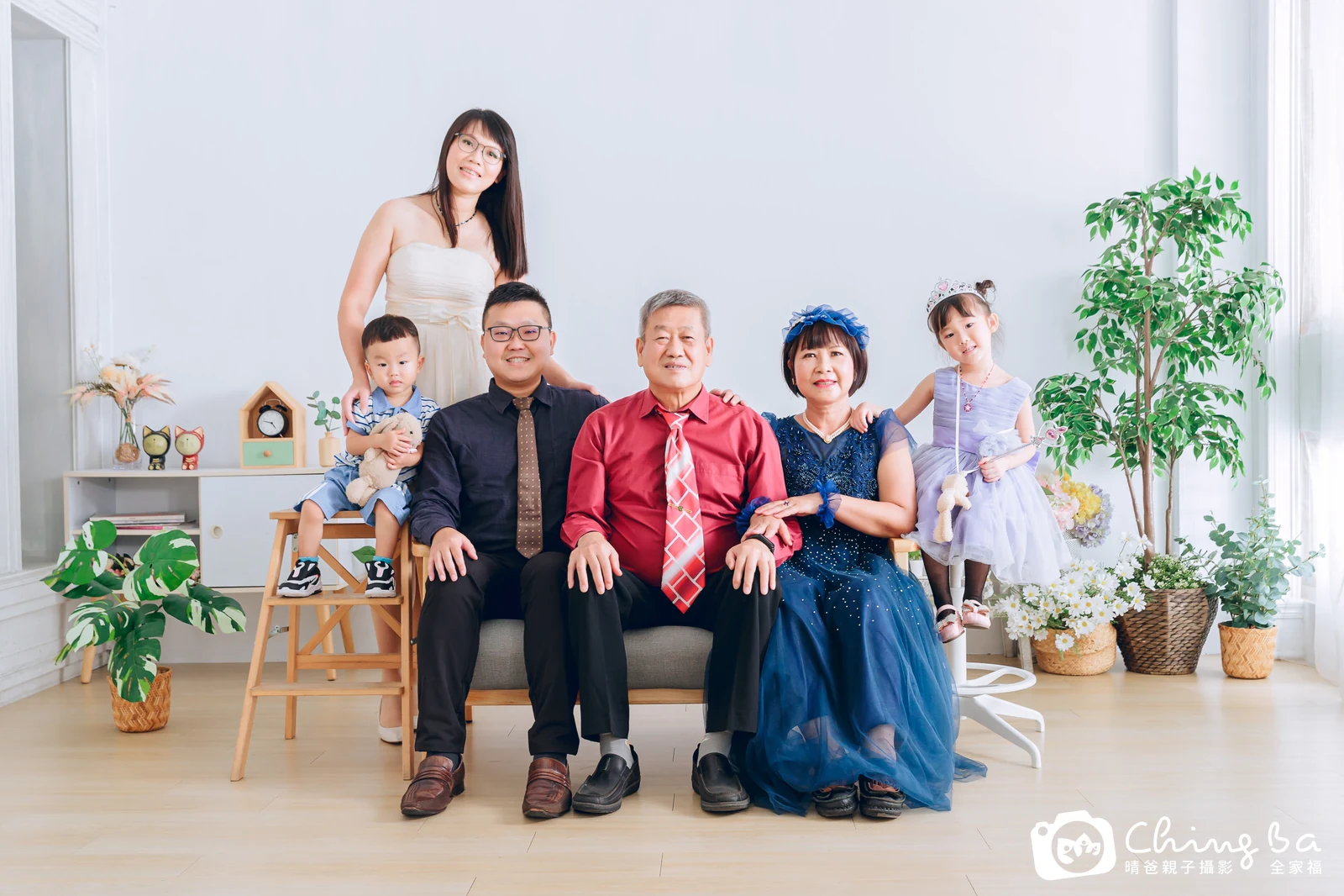 一家人在晴爸攝影棚拍全家福