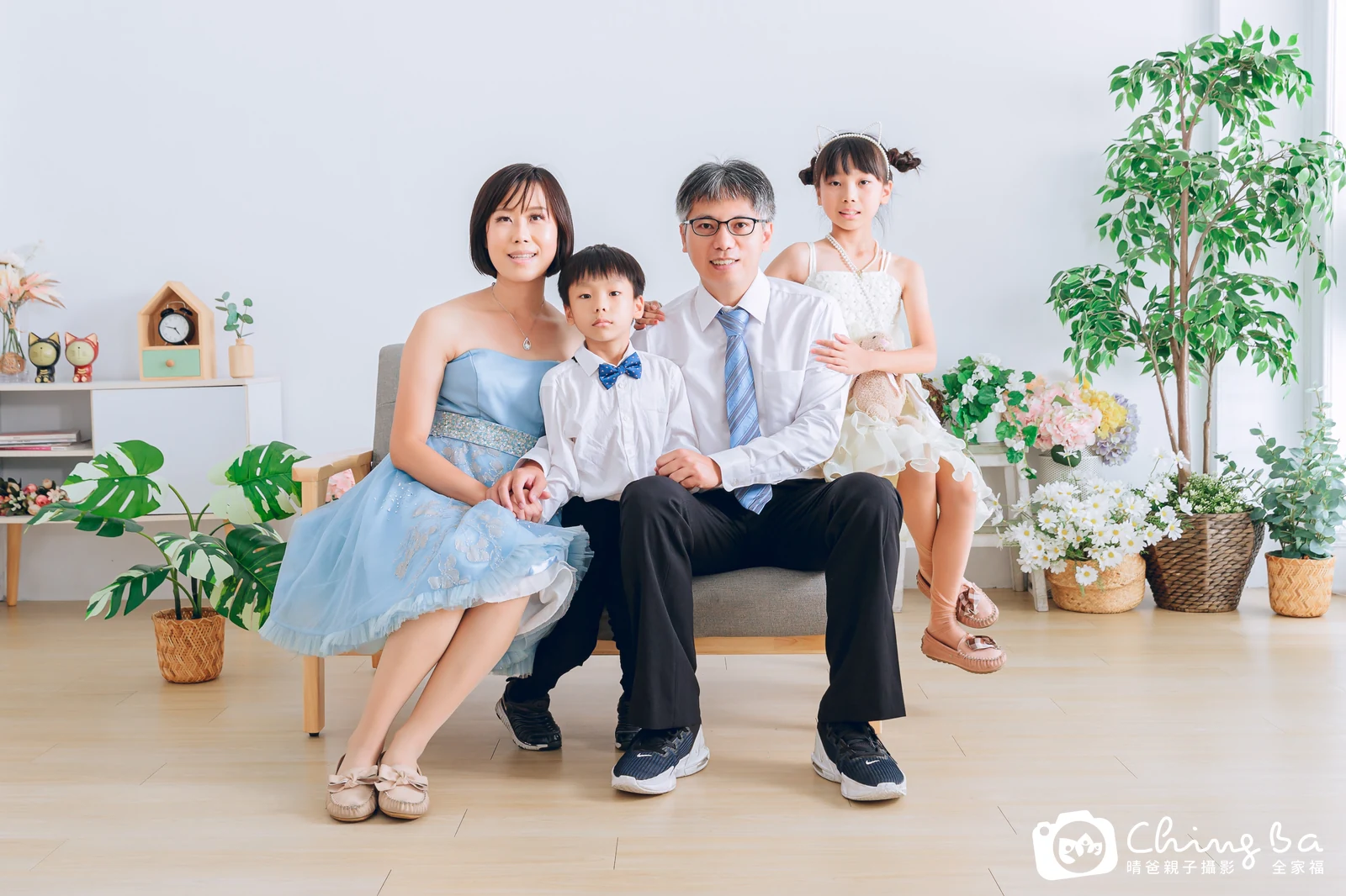 2023 年夏季的家族全家福，8 大 6 小