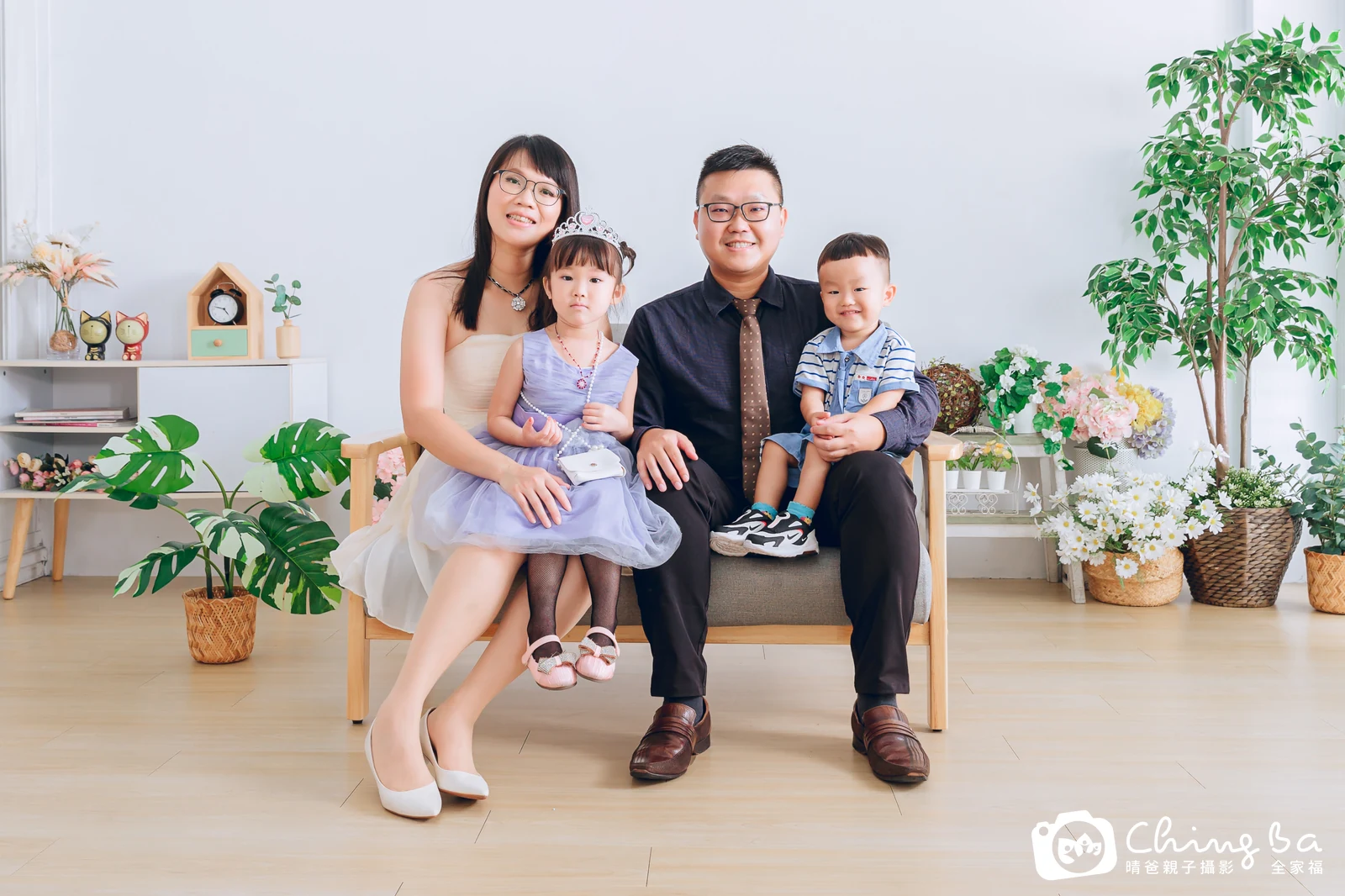 一家人在晴爸攝影棚拍全家福