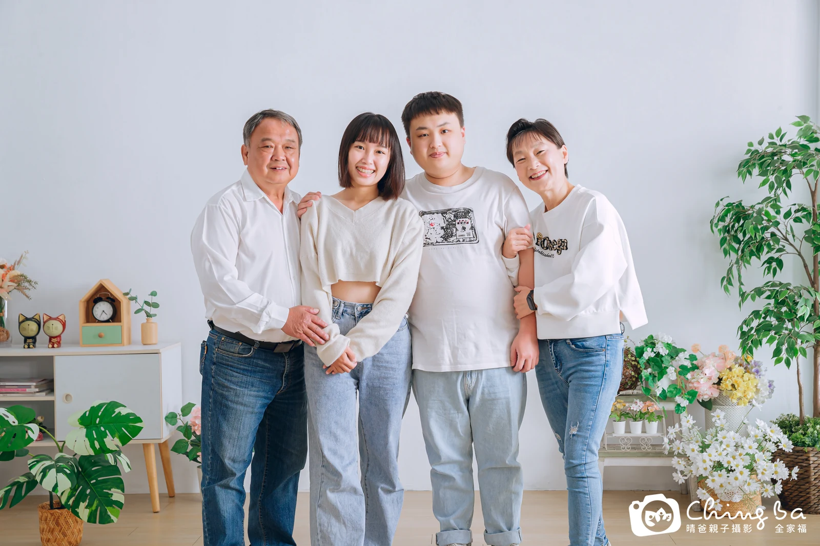 一家人在晴爸攝影棚拍全家福