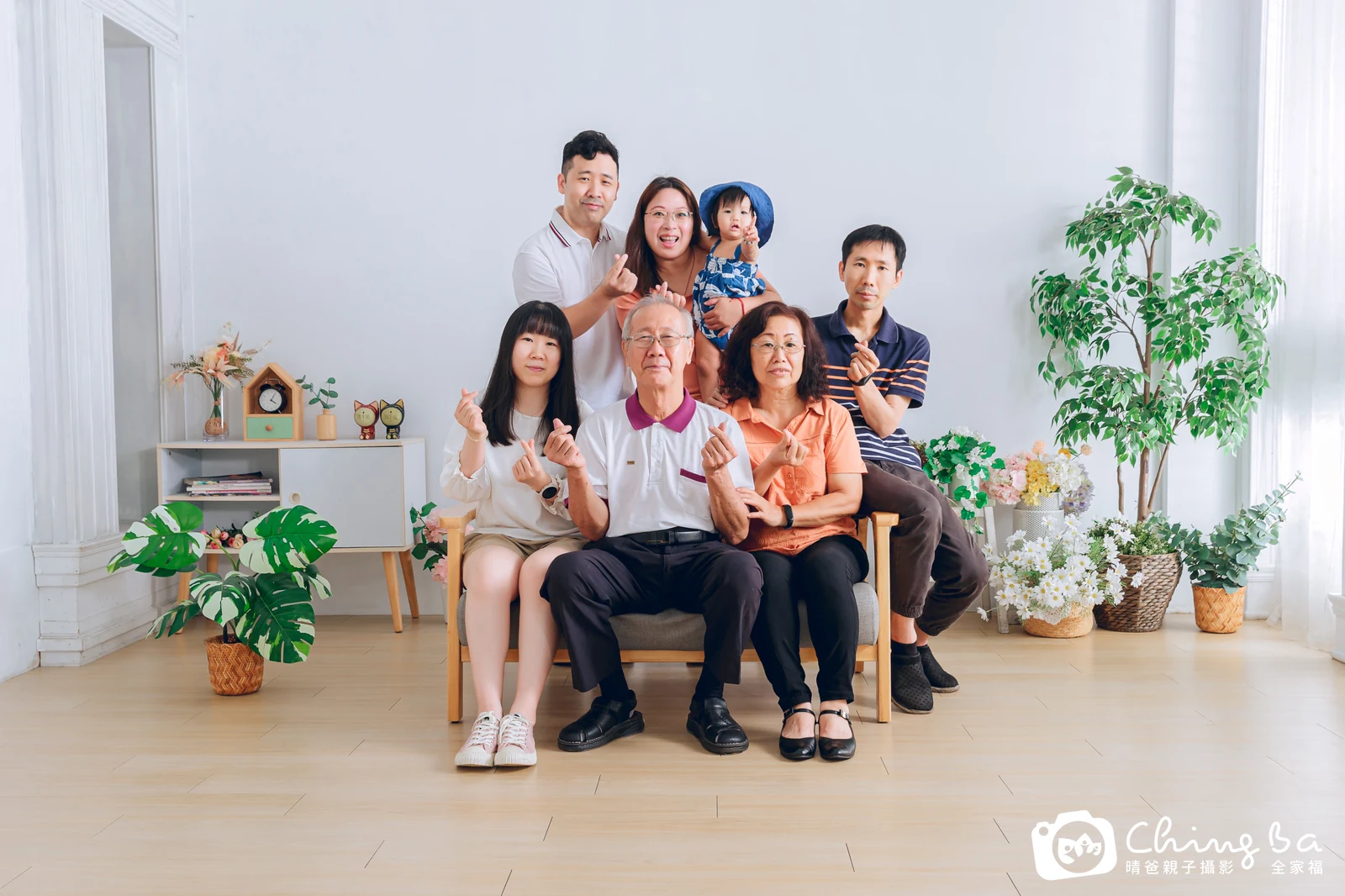 和長輩一起入鏡的家庭照｜台中家族全家福｜晴爸親子攝影