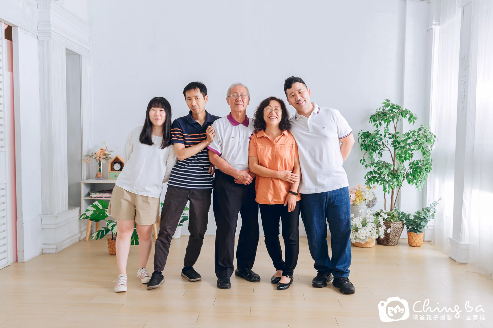 一家人在晴爸攝影棚拍全家福