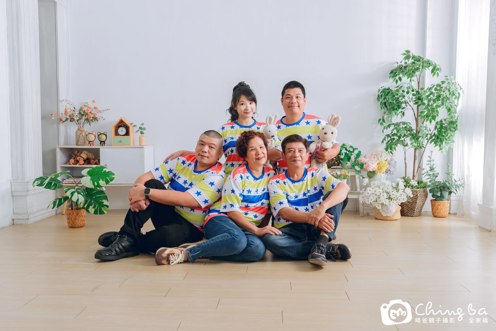 一家人在晴爸攝影棚拍全家福