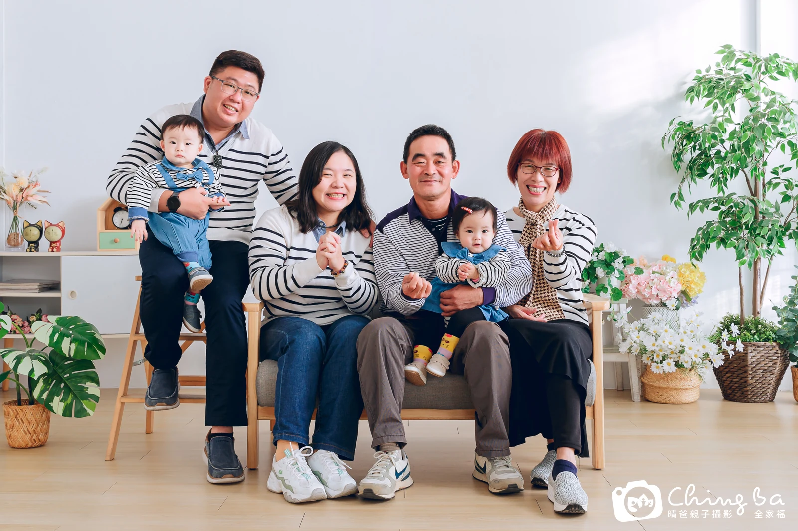 2023 年新春的家族全家福,4 大 2 小