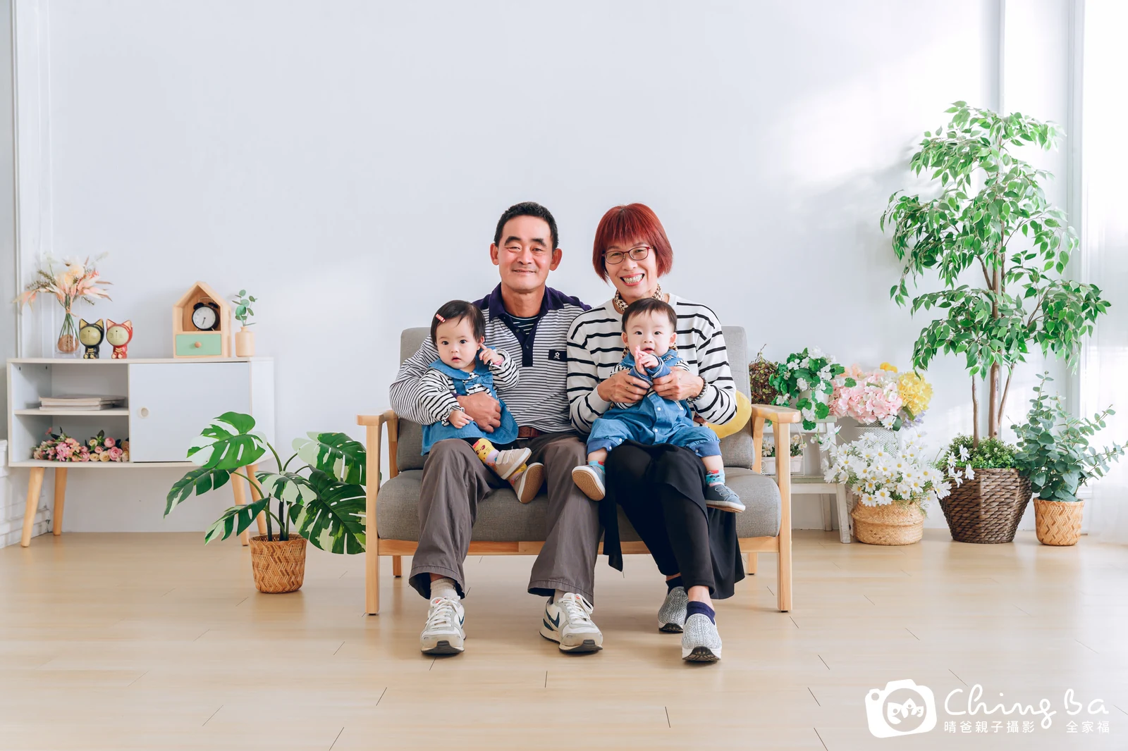 一家人在晴爸攝影棚拍全家福