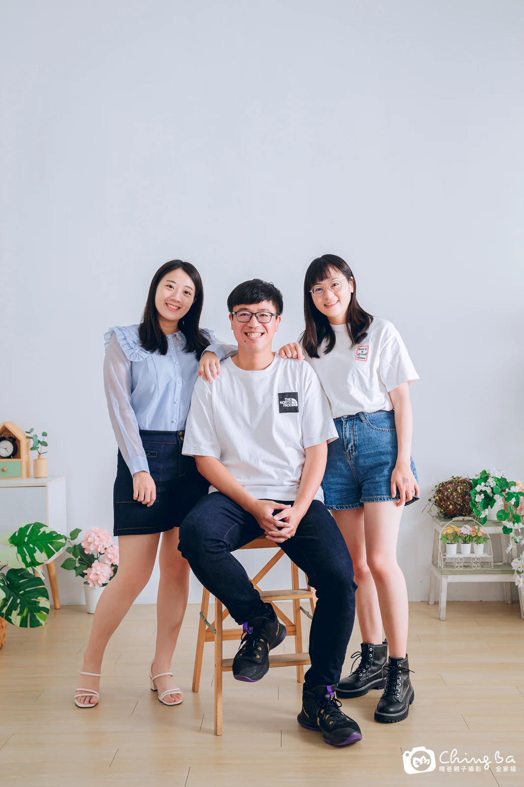 一家人在晴爸攝影棚拍全家福