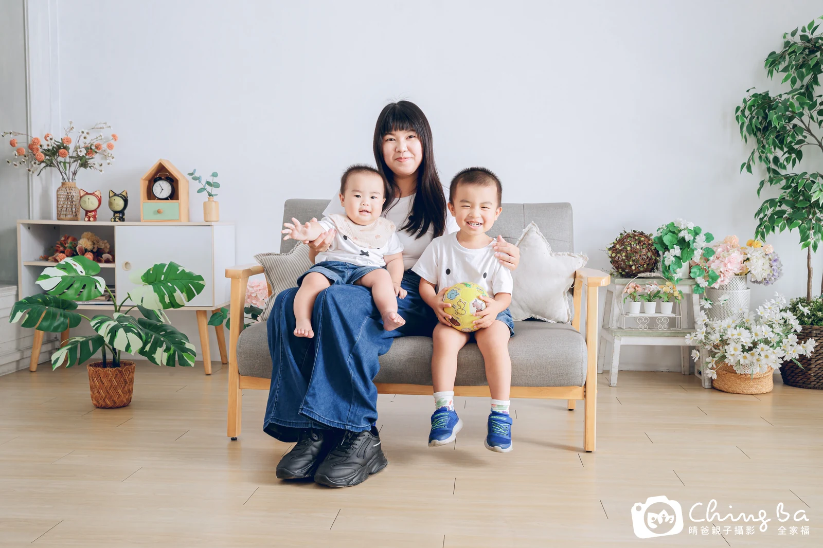 一家人在晴爸攝影棚拍全家福