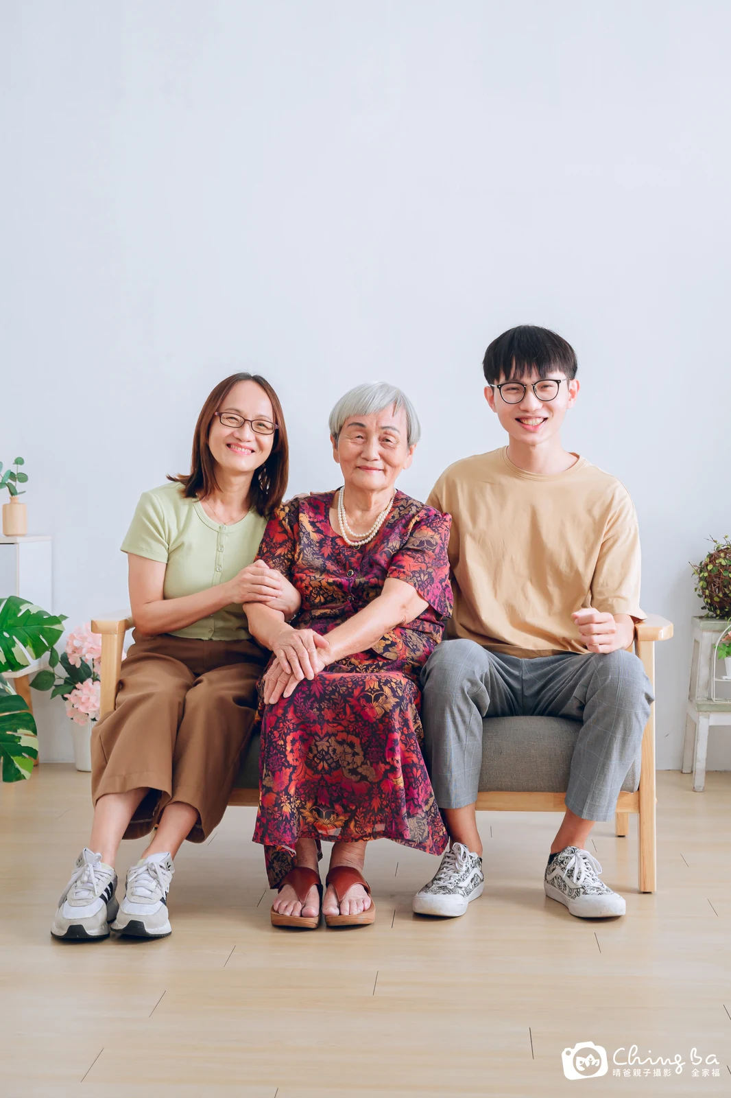 2023 年春季的家族全家福，12 大 3 小
