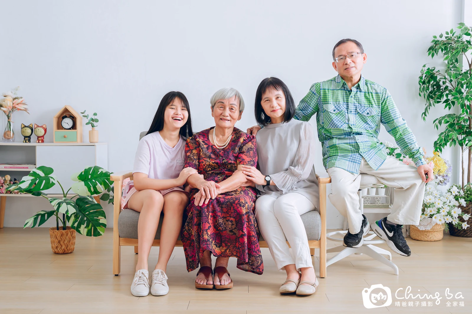 一家人在晴爸攝影棚拍全家福
