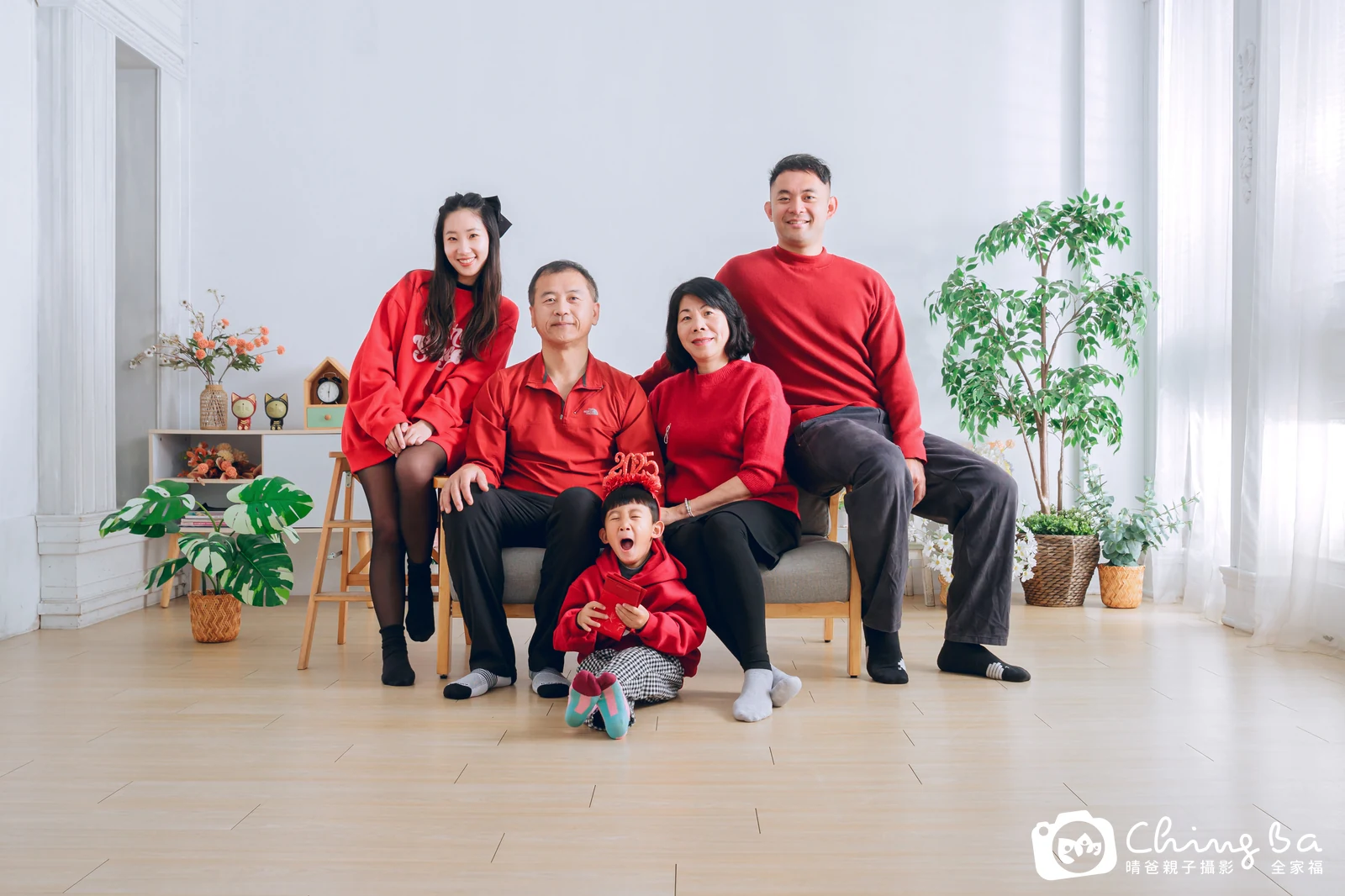 一家人在晴爸攝影棚拍全家福