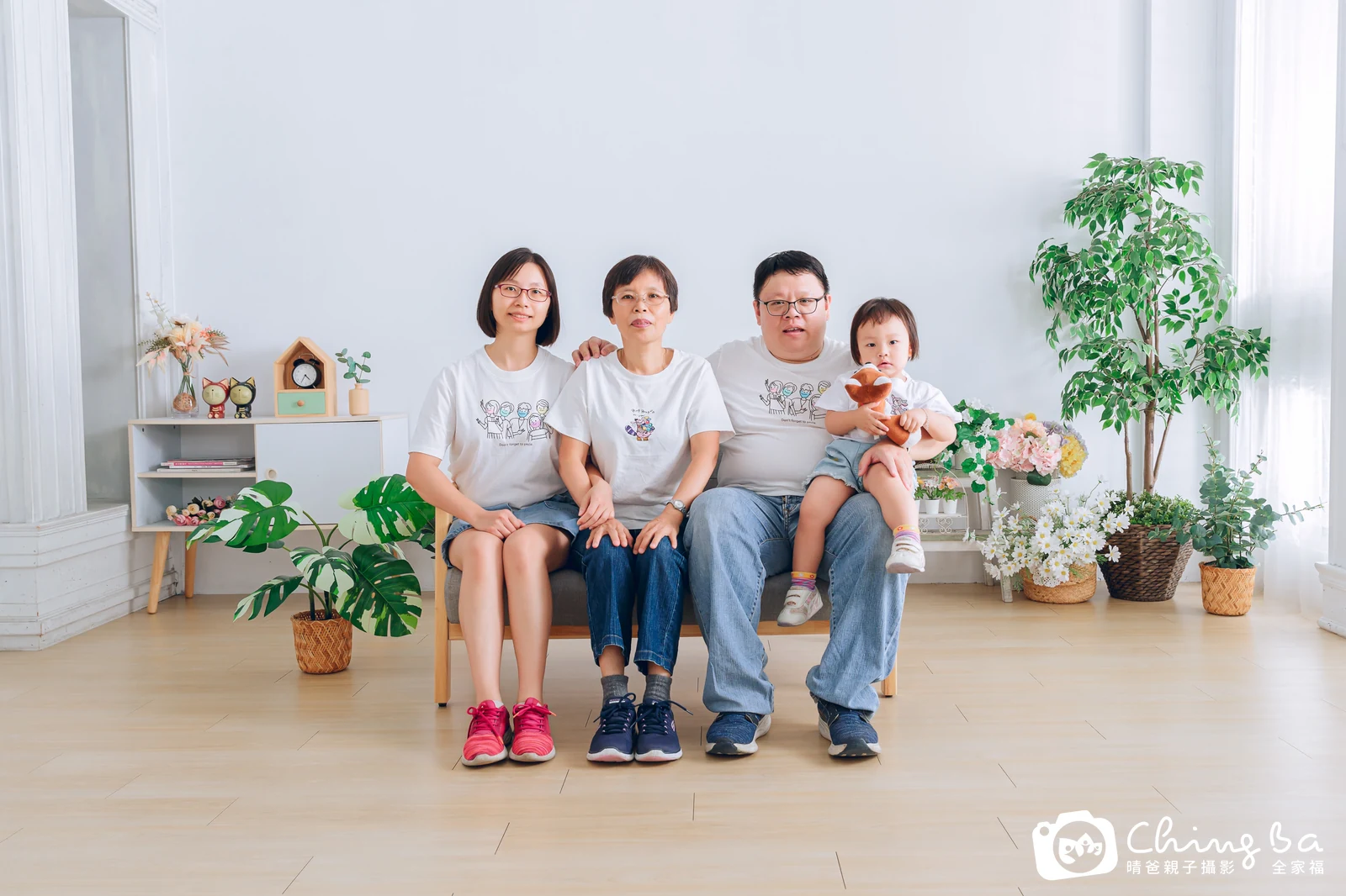 2023 年秋季的家族全家福，8 大 4 小