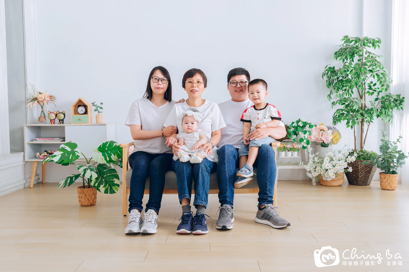 一家人在晴爸攝影棚拍全家福