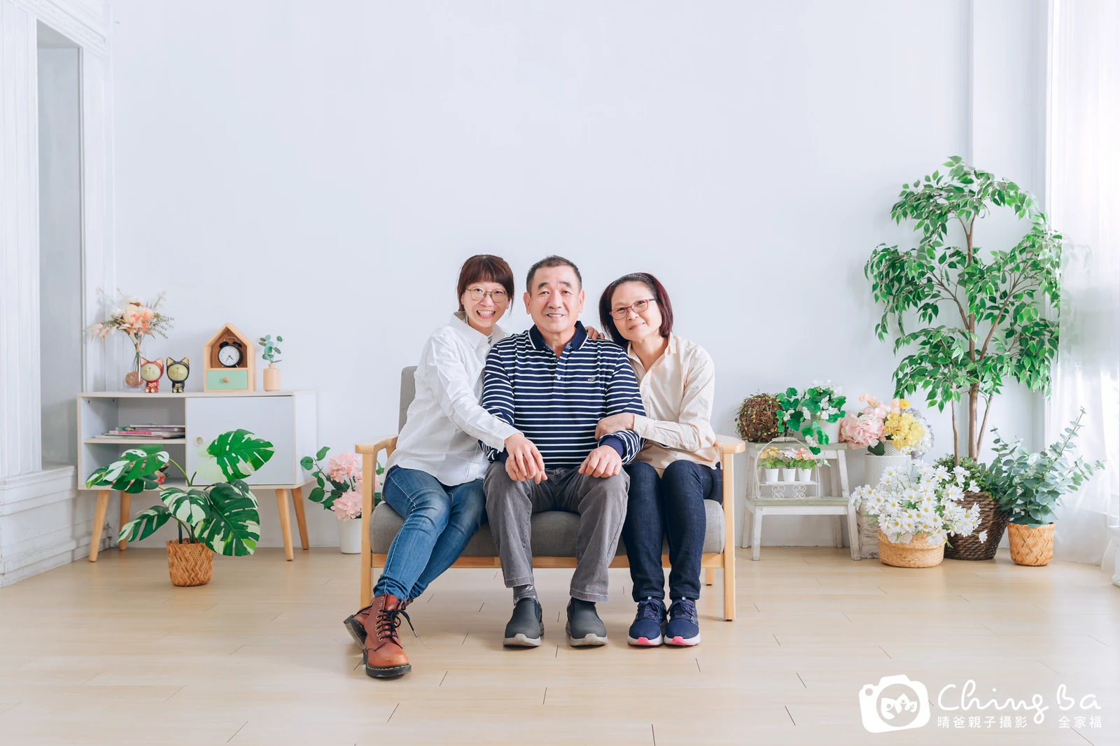一家人在晴爸攝影棚拍全家福