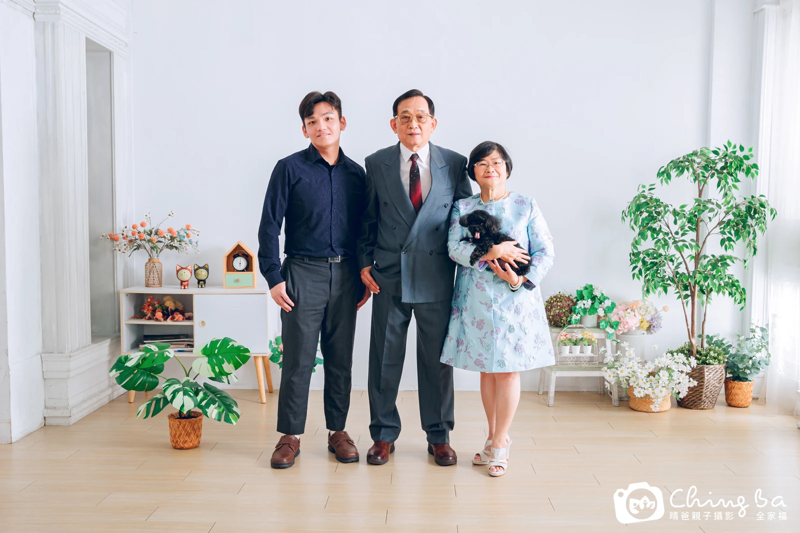一家人在晴爸攝影棚拍全家福