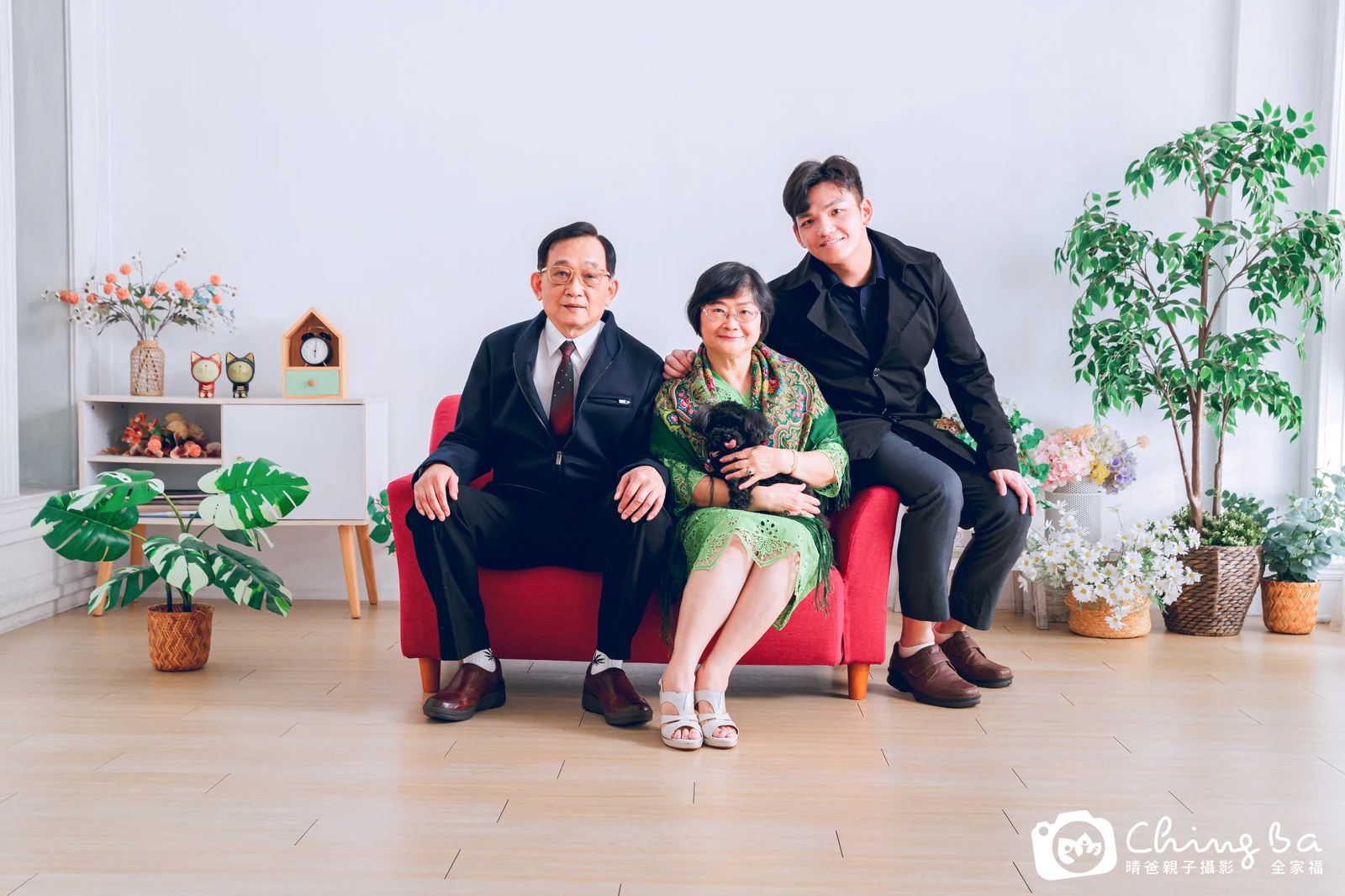 一家人在晴爸攝影棚拍全家福