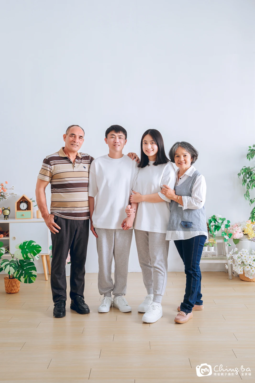 一家人在晴爸攝影棚拍全家福
