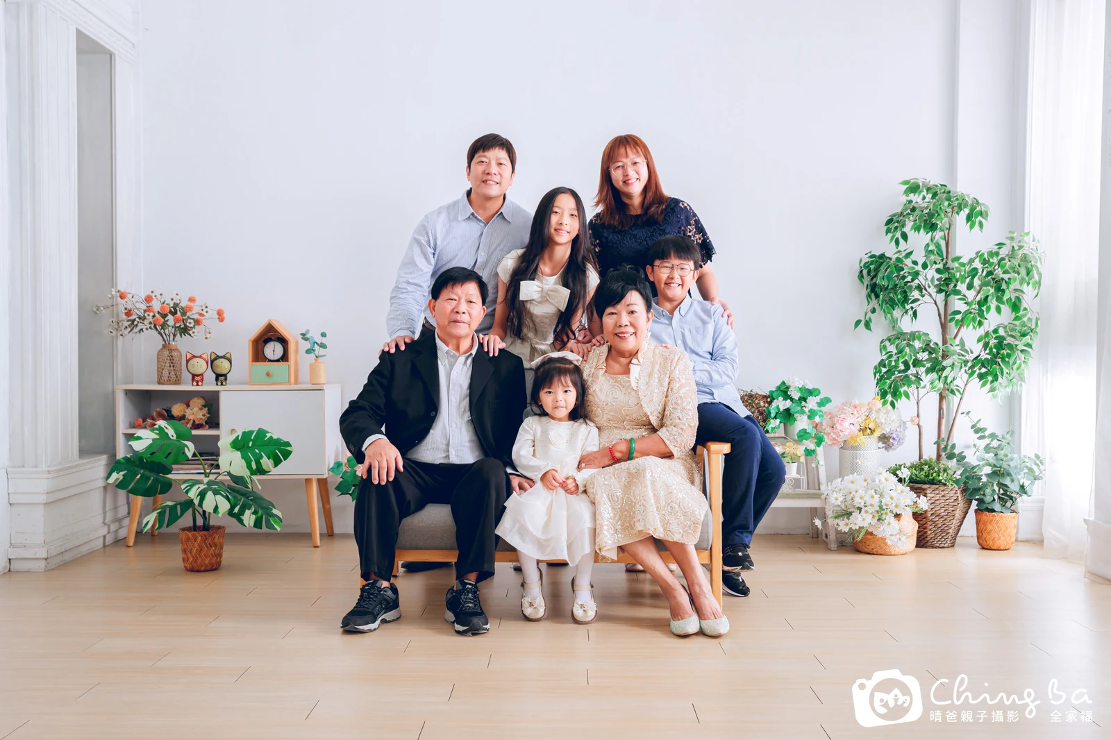 一家人在晴爸攝影棚拍全家福