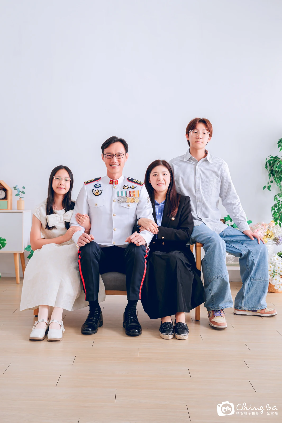 2025 年冬季的家族全家福，11 大 4 小