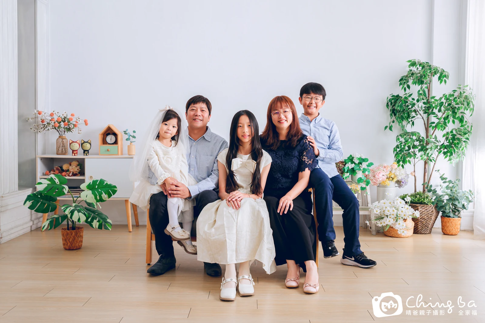 一家人在晴爸攝影棚拍全家福