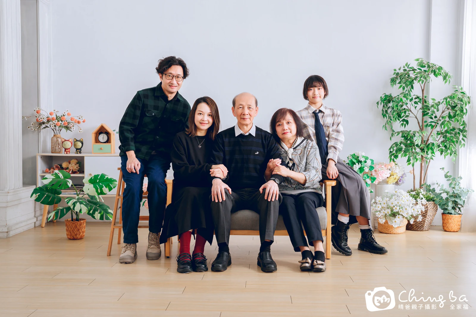 2025 年冬季的家族全家福,13 大 3 小
