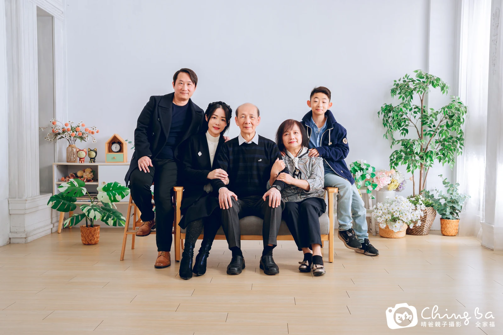 一家人在晴爸攝影棚拍全家福