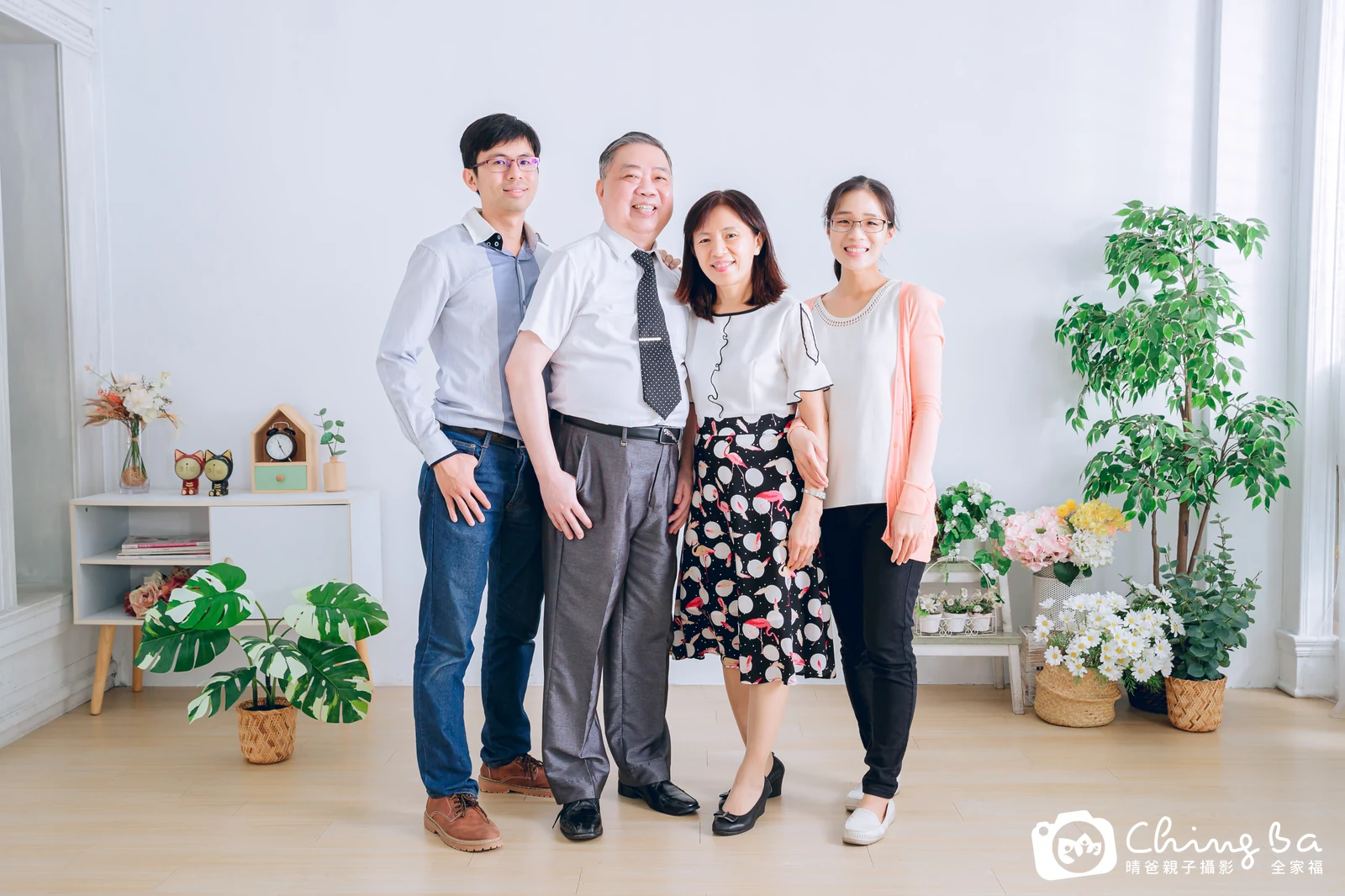 一家人在晴爸攝影棚拍全家福