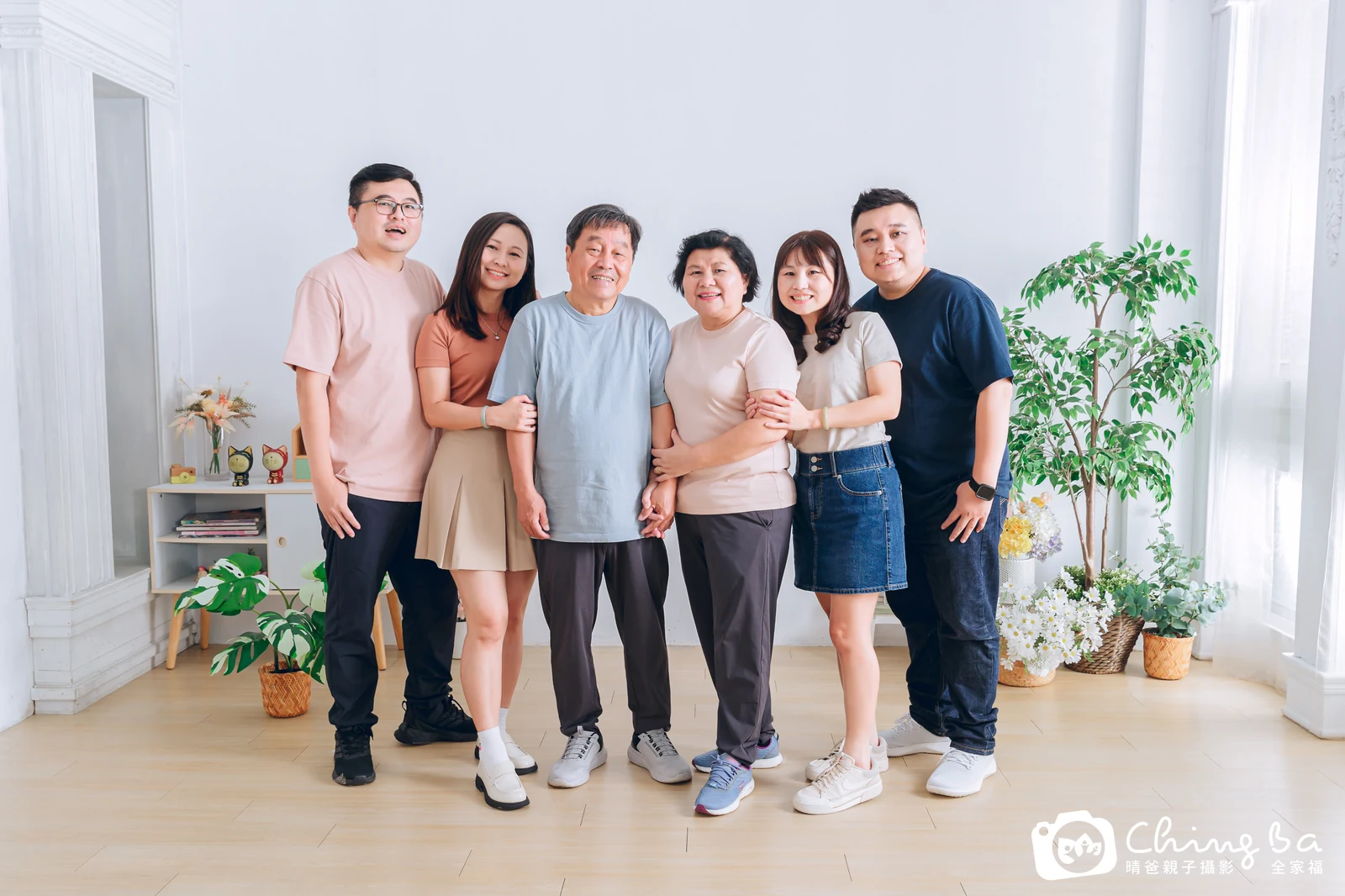 一家人在晴爸攝影棚拍全家福