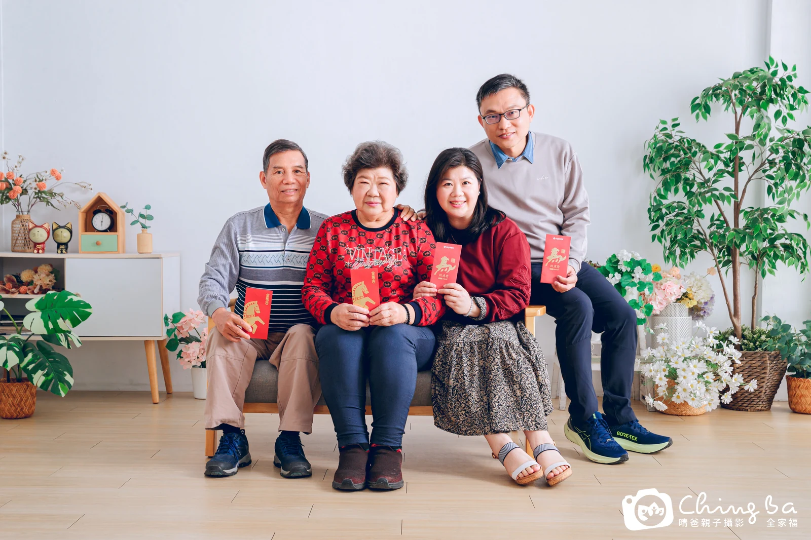 2026 年新春的家族全家福，9 大 3 小