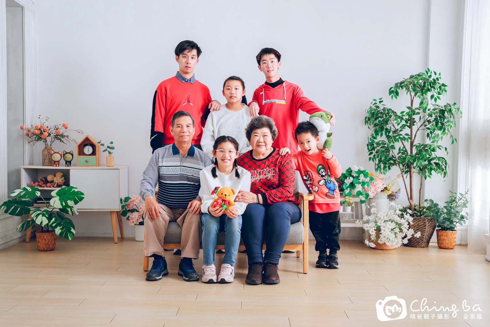 一家人在晴爸攝影棚拍全家福