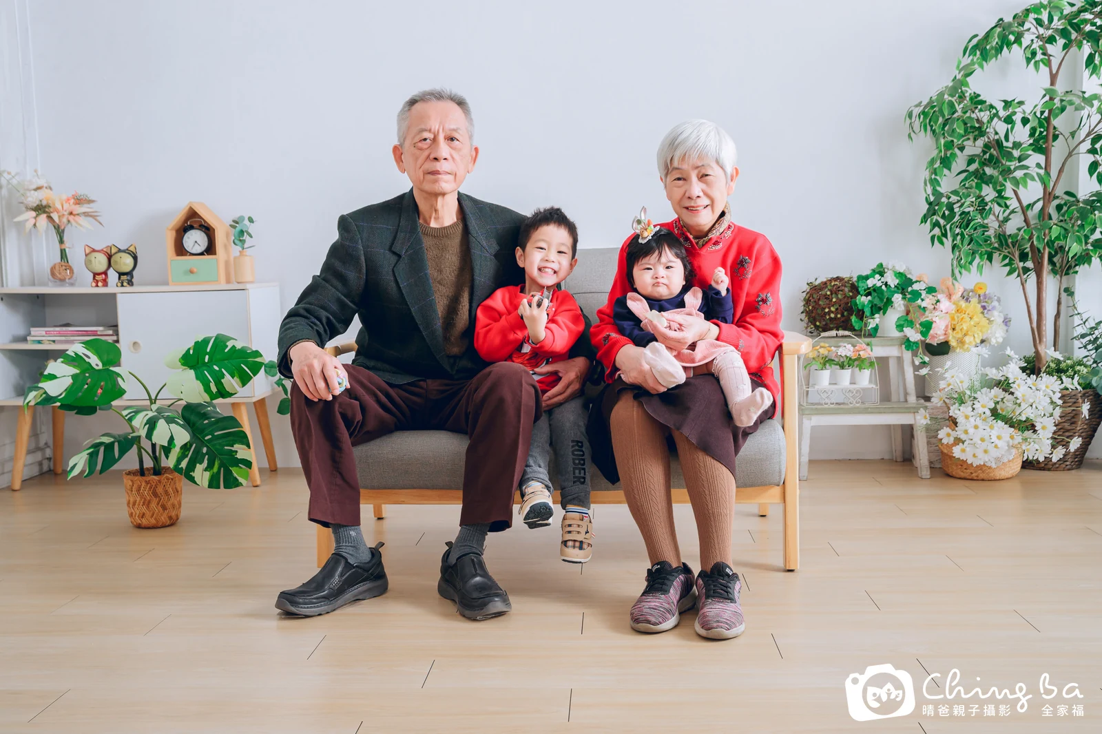 2024 年新春的家族全家福，6 大 2 小