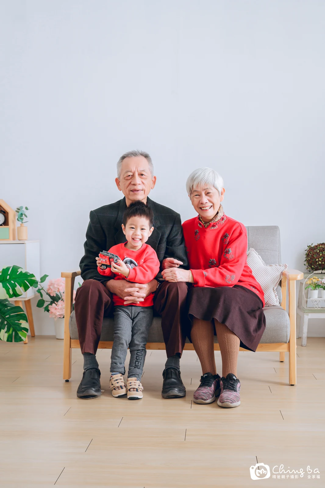 一家人在晴爸攝影棚拍全家福