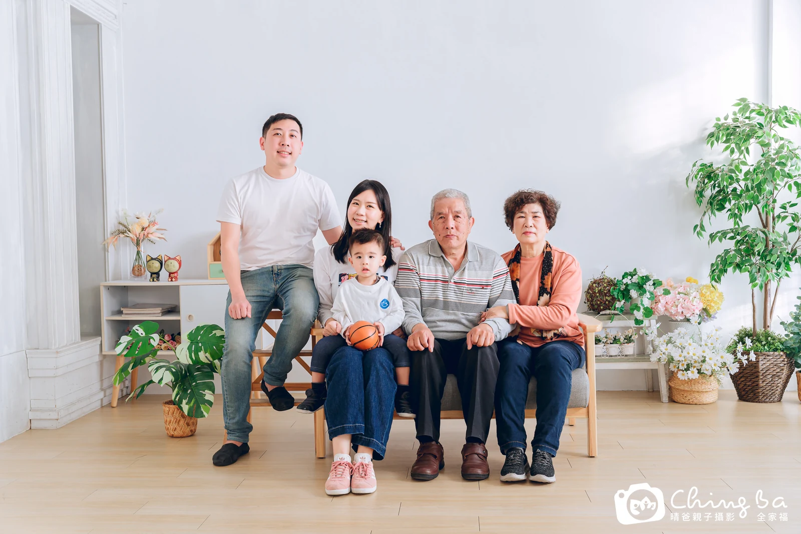 2023 年新春的家族全家福，10 大 6 小