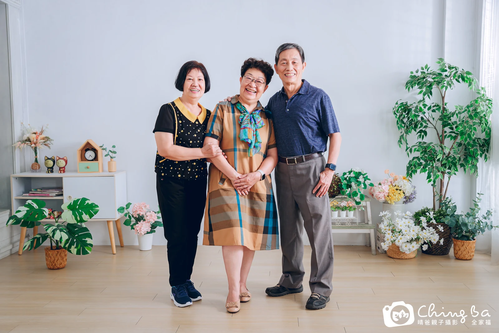 一家人在晴爸攝影棚拍全家福