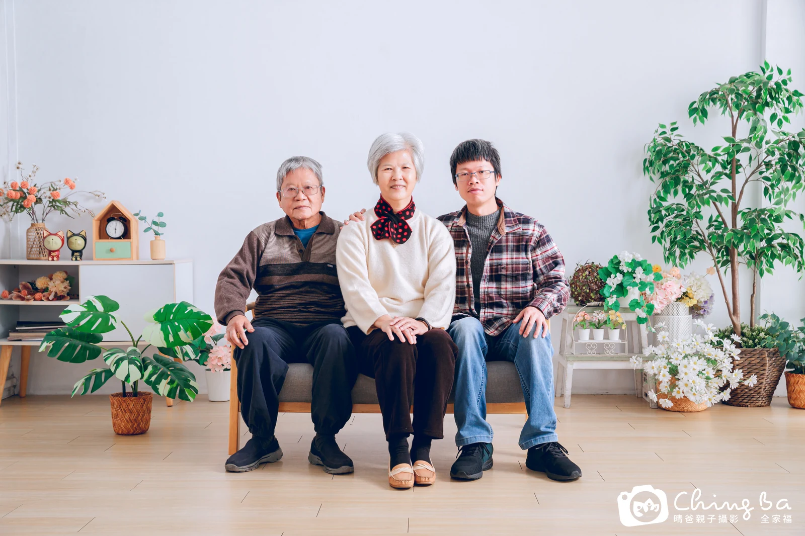一家人在晴爸攝影棚拍全家福