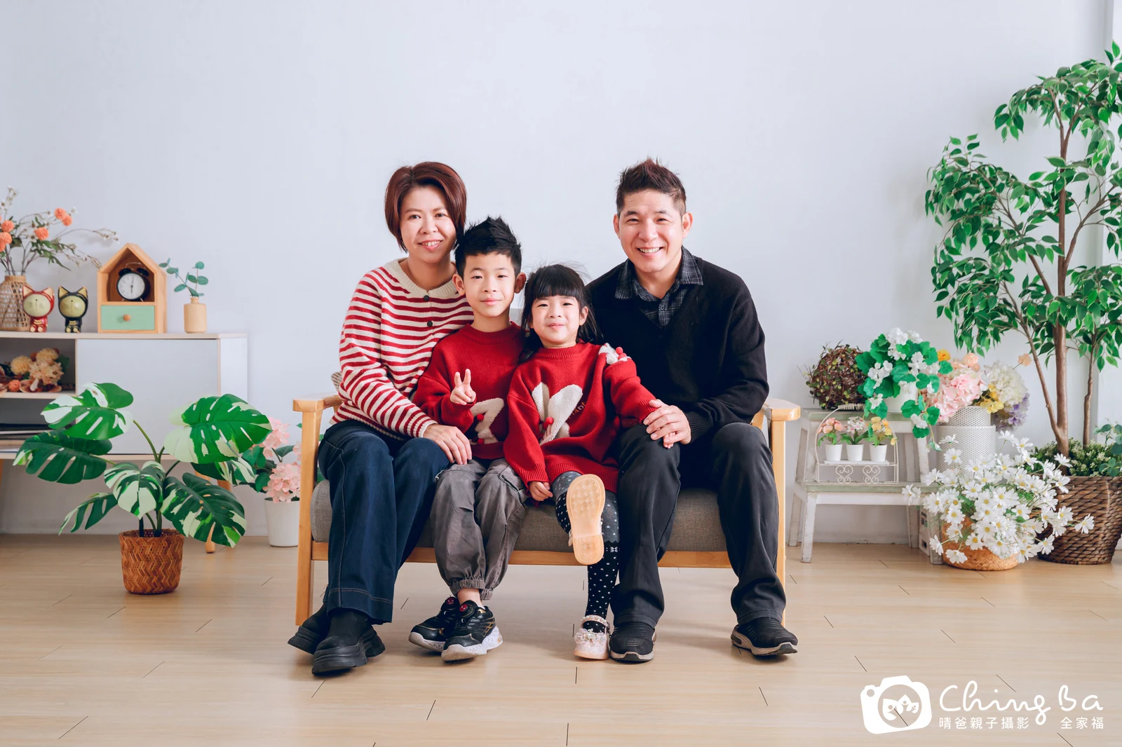 一家人在晴爸攝影棚拍全家福