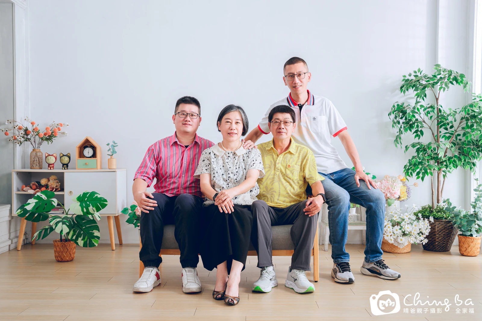 一家人在晴爸攝影棚拍全家福