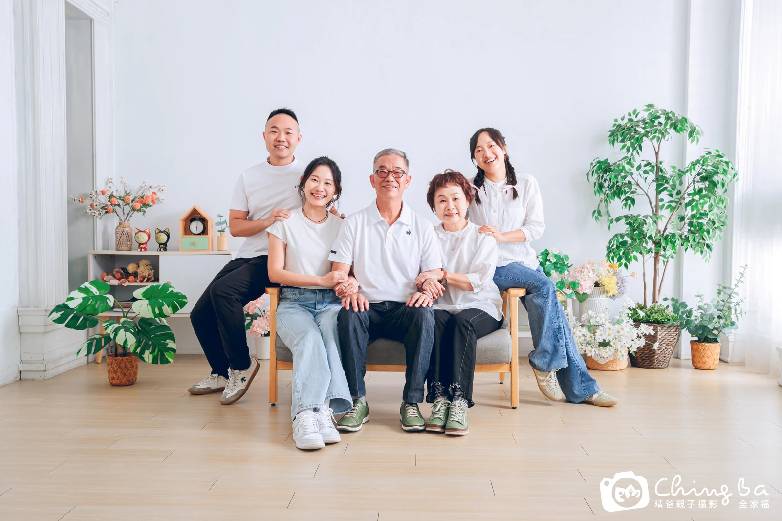 2025 年夏季的家族全家福，5 大 0 小