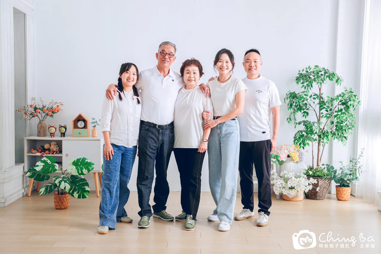 一家人在晴爸攝影棚拍全家福