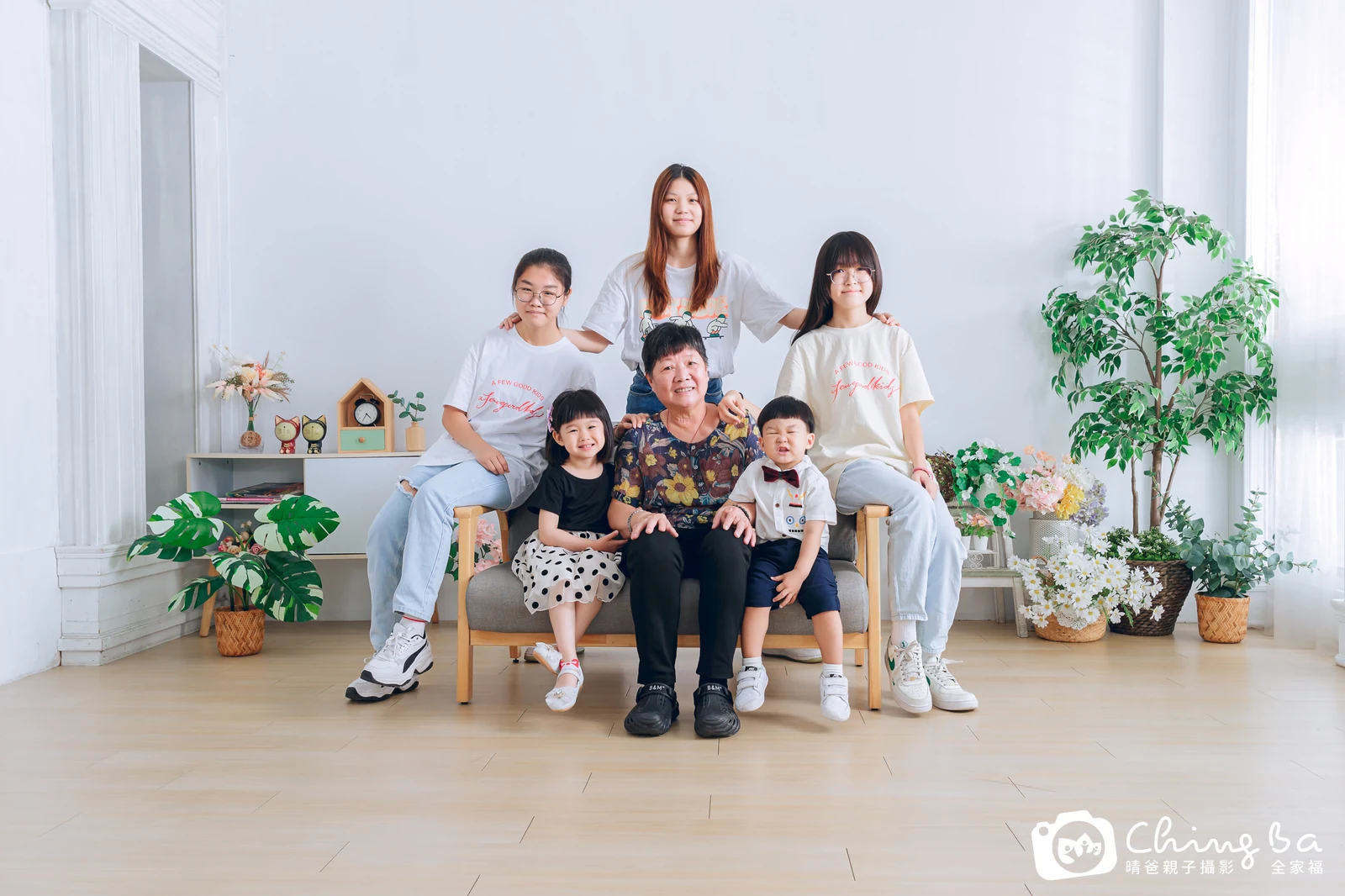 一家人在晴爸攝影棚拍全家福