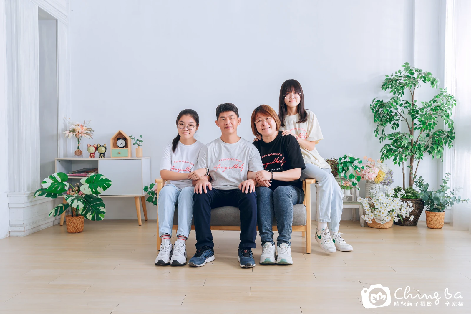 一家人在晴爸攝影棚拍全家福